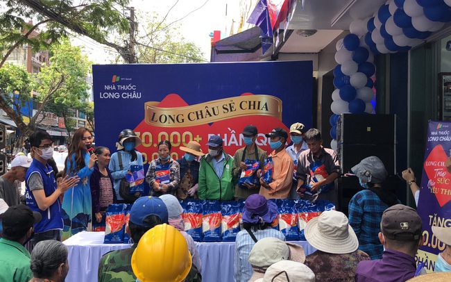 FPT Long Châu trao tặng miễn phí 210.000 ngày thuốc và 140 tấn gạo trên toàn quốc