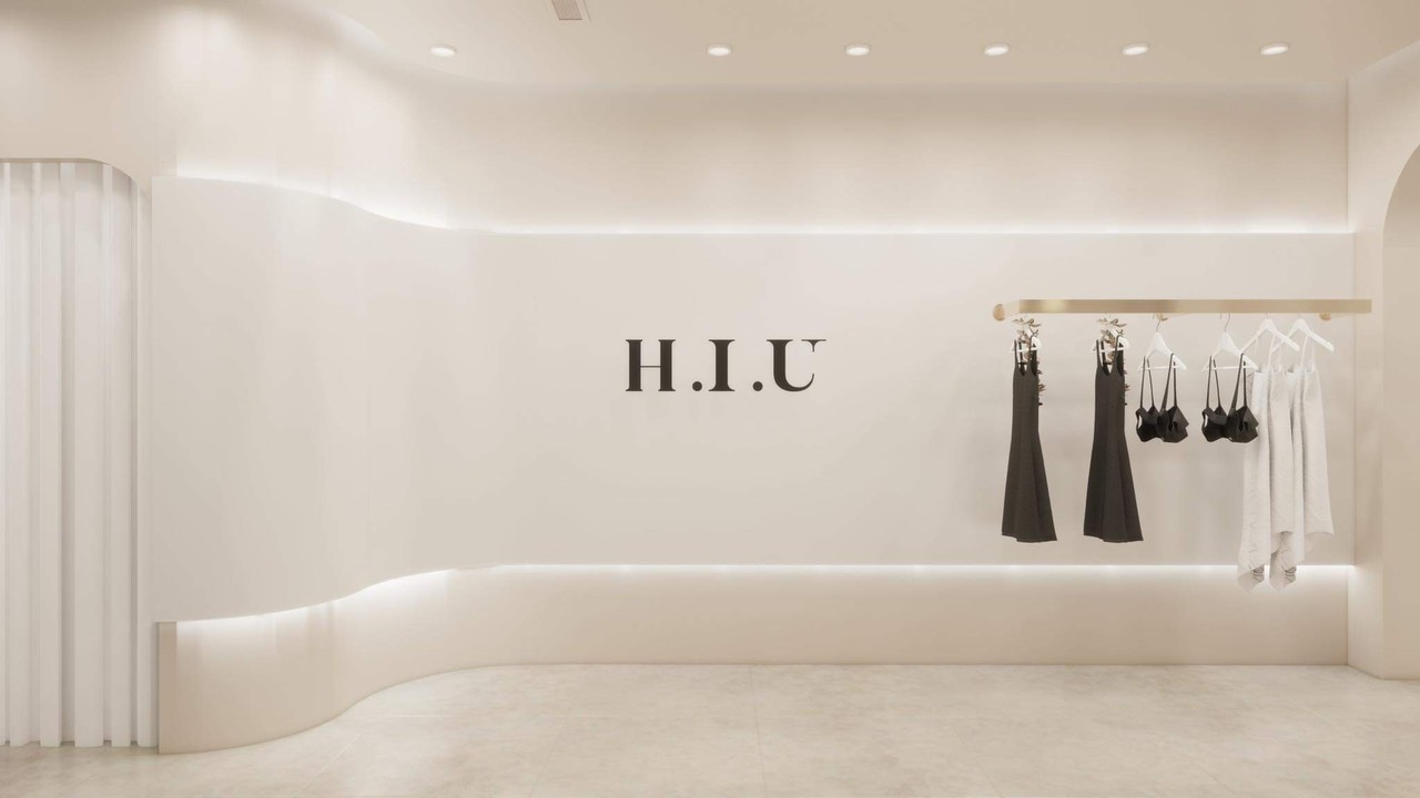 H.I.U – là thương hiệu thời trang thiết kế mang phong cách tối giản và nữ tính